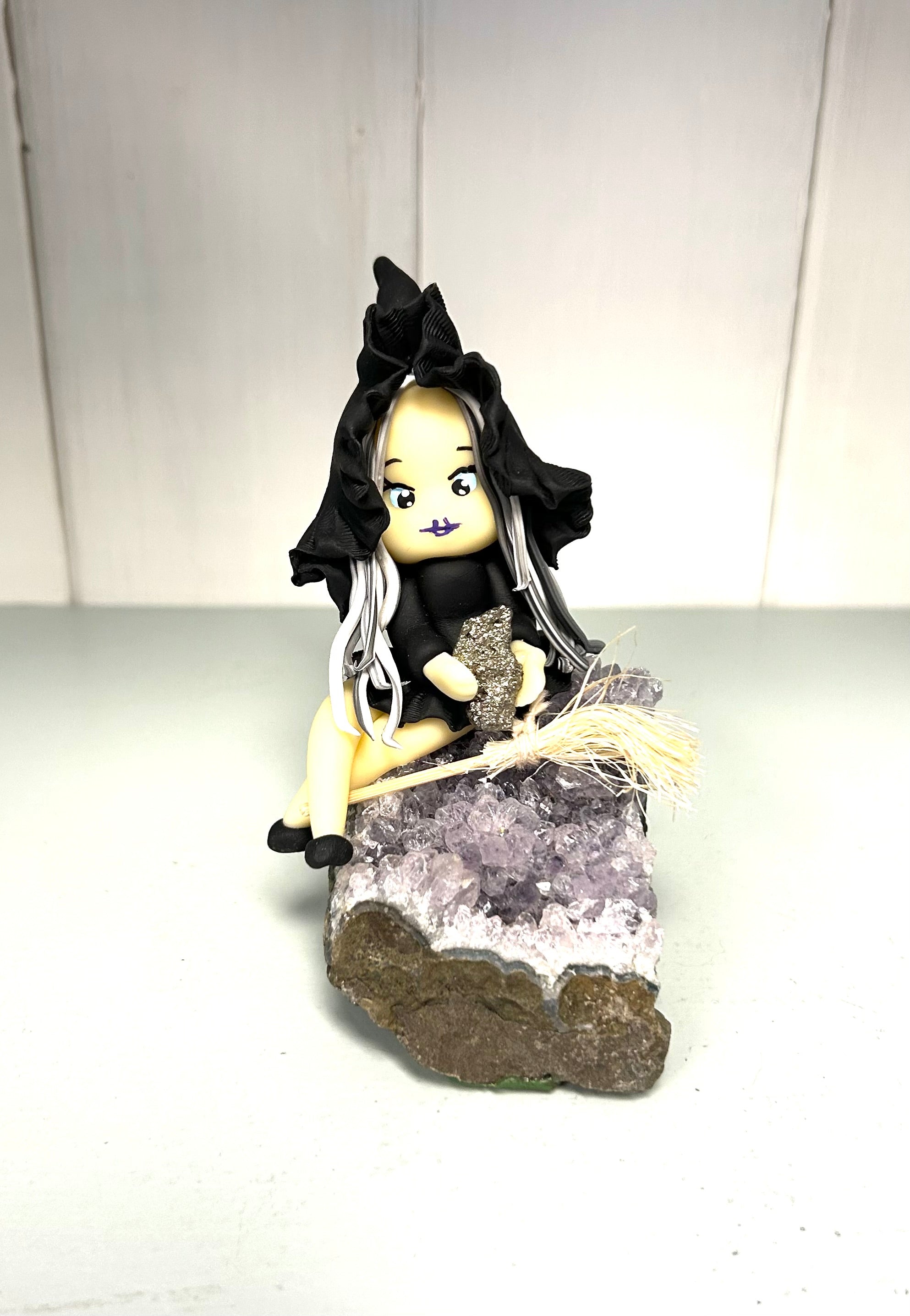 Witch On Amethyst - Black